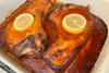 Dos gruesas chuletas de cerdo hechas en el horno, al estilo de Las Bahamas.
