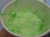 Un cuenco con helado de pandán, con su característico color verde.