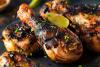 Patas de pollo asadas a la barbacoa al estilo bahameño, con condimento jerk y salsa barbacoa.