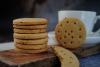 Una pila de galletas de harina atta caseras, decoradas con agujeritos.