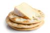 Tres galletas de agua con un trozo de queso.