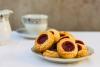 Galletas de mantequill con su hueco relleno de mermelada de fresa.