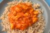 Un plato de langosta con salsa de kétchup y mayonesa servida sobre arroz integral de grano largo.