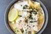 Pescado hervido con lima, patata y cebolla, al estilo de Las Bahamas, en un cuenco.