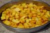 Una fuente honda con patatas fritas cortadas en cuadraditos.