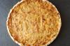 Una tarta con base de masa quebrada y un relleno con cebolla.