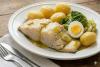 Un plato de bacalao hervido con patatas, col y huevo duro, al estilo portugués. Este plato es popular en la Consoada.
