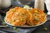 Boxty, tortitas de patata irlandesas, con cebollino y nata agria.