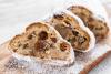 Stollen cortado en rebanadas encima de una tabla de cortar de madera.