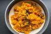 Un cuenco de arroz y quinua con higadillos de pollo.