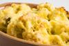Detalle de coliflor al horno, gratinada con bechamel y queso.
