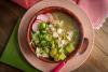 Un cuenco de pozole verde.
