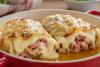 Una fuente individual con dos paquetitos de repollo relleno  de bechamel gratinado.