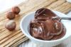 Un cuenco con crema de cacao y avellana.