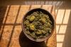 Bambucha, un plato de Guinea Ecuatorial, en un recipiente rústico sobre una mesa de madera bajo la cálida luz del sol de la tarde.