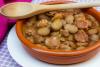Michirones con chorizo en cazuela de barro.