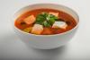 Pepesup ecuatoguineana servida en cuenco blanco, con apreciables trozos de pescado y decorada con cilantro fresco.