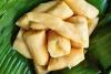 Trozos de yuca, o mandioca, cocida sobre hojas de banana.