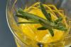 Detalle de un vaso con limonada de mango y romero.