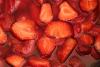 Fresas en almíbar a media cocción, con un almíbar todavía ligero.