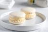 Dos macarons rellenos de crema de coco en un plato.