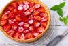 Una tarta casera de fresas cubiertas con un glaseado de mermelada de fresas.