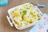 Ensalada templada de patata al estilo francés, preparada por el método rápido, con una vinagreta al vino blanco.