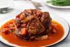 arrete de ternera guisado en salsa de tomate con zanahoria, cebolla y apio.