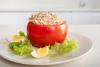 Tomate relleno de atún y huevo, acompañado de lechuga y huevo cocido. Imagen generada con inteligencia artificial.