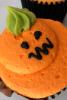 Biacochito de vainilla decorado como calabaza terrorífica.