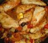 Pollo con tomate y champiñones.