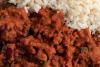 Chile con carne acompañado con arroz blanco.