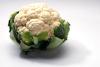 Una coliflor fresca, entera.