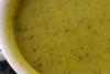 Crema de calabacín en cazo de loza.
