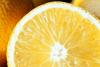 Una media naranja, una de las frutas que se clasifican como cítricos.