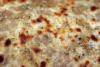 Detalle de pan paratha de la India. Se trata de paratha relleno.