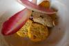 Paté de caballa ahumada con pan tostado y hojas de endibia morada.