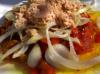 Ensalada de pimientos asados con cebolla y atún.