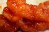 Un trozo de pollo con salsa agridulce.