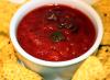 Salsa roja mexicana en un recipiente de loza.