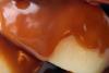 Postre cubierto con salsa tofe.