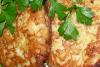Tortitas de patata y queso recién hechas.