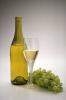 Uvas blancas, botella y copa de vino blanco.