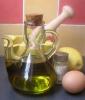 Aceite, limón y huevo, ingredientes para hacer salsa mahonesa.