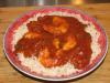 Gambas con salsa criolla y arroz blanco - Wikimedia Commons.