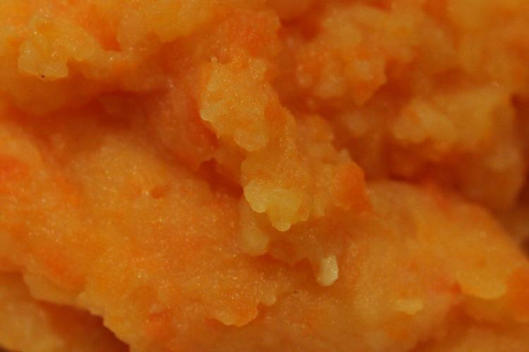 Detalle de puré de patatas, zanahoria y nabo sueco.