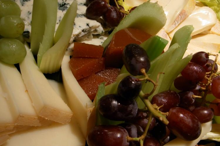 Bandeja de quesos mediterráneos y fruta.