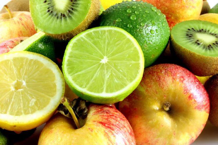 Fruta variada incluyendo manzanas, c'itricos y kiwi.