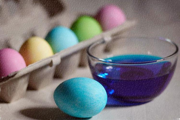Huevos teñidos de colores simples.