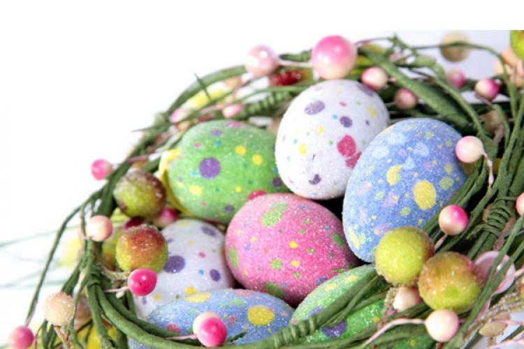 Huevos pintados de colores en un nido.